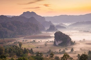 Sunrise and The Mist with Mountain Background, Peyzaj Phu Langka, Payao Eyaleti, Tayland.