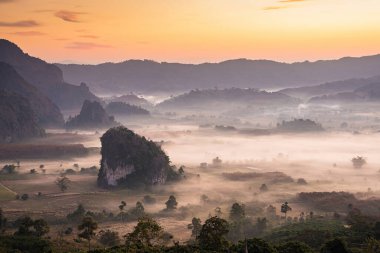Sunrise and The Mist with Mountain Background, Peyzaj Phu Langka, Payao Eyaleti, Tayland.