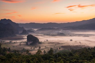 Sunrise and The Mist with Mountain Background, Peyzaj Phu Langka, Payao Eyaleti, Tayland.