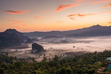 Sunrise and The Mist with Mountain Background, Peyzaj Phu Langka, Payao Eyaleti, Tayland.