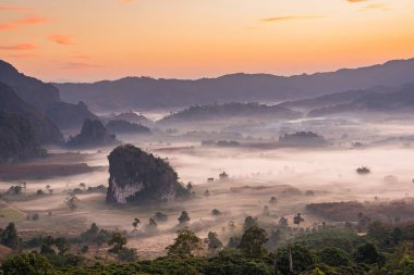 Sunrise and The Mist with Mountain Background, Peyzaj Phu Langka, Payao Eyaleti, Tayland.