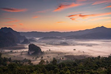 Sunrise and The Mist with Mountain Background, Peyzaj Phu Langka, Payao Eyaleti, Tayland.