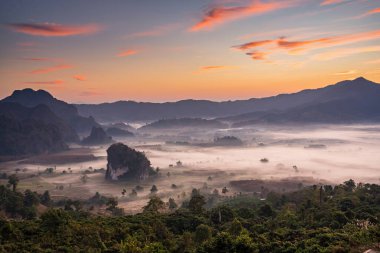 Sunrise and The Mist with Mountain Background, Peyzaj Phu Langka, Payao Eyaleti, Tayland.