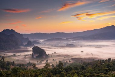 Sunrise and The Mist with Mountain Background, Peyzaj Phu Langka, Payao Eyaleti, Tayland.