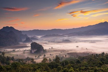 Sunrise and The Mist with Mountain Background, Peyzaj Phu Langka, Payao Eyaleti, Tayland.
