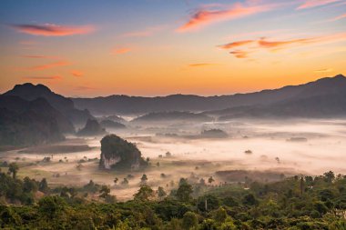 Sunrise and The Mist with Mountain Background, Peyzaj Phu Langka, Payao Eyaleti, Tayland.