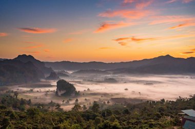Sunrise and The Mist with Mountain Background, Peyzaj Phu Langka, Payao Eyaleti, Tayland.