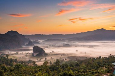 Sunrise and The Mist with Mountain Background, Peyzaj Phu Langka, Payao Eyaleti, Tayland.