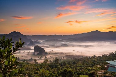 Sunrise and The Mist with Mountain Background, Peyzaj Phu Langka, Payao Eyaleti, Tayland.
