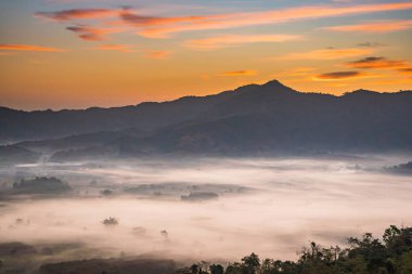 Sunrise and The Mist with Mountain Background, Peyzaj Phu Langka, Payao Eyaleti, Tayland.