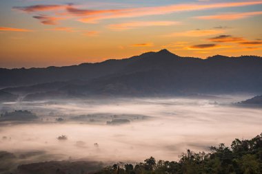 Sunrise and The Mist with Mountain Background, Peyzaj Phu Langka, Payao Eyaleti, Tayland.