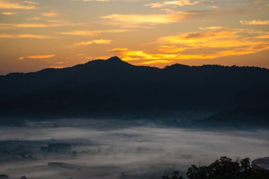 Sunrise and The Mist with Mountain Background, Peyzaj Phu Langka, Payao Eyaleti, Tayland.
