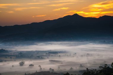 Sunrise and The Mist with Mountain Background, Peyzaj Phu Langka, Payao Eyaleti, Tayland.