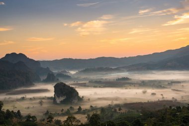 Sunrise and The Mist with Mountain Background, Peyzaj Phu Langka, Payao Eyaleti, Tayland.