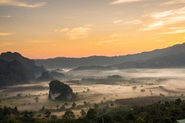 Sunrise and The Mist with Mountain Background, Peyzaj Phu Langka, Payao Eyaleti, Tayland.