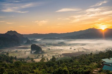 Sunrise and The Mist with Mountain Background, Peyzaj Phu Langka, Payao Eyaleti, Tayland.