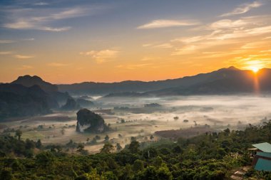 Sunrise and The Mist with Mountain Background, Peyzaj Phu Langka, Payao Eyaleti, Tayland.