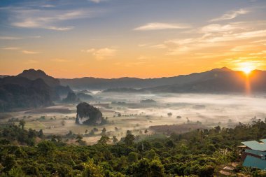 Sunrise and The Mist with Mountain Background, Peyzaj Phu Langka, Payao Eyaleti, Tayland.