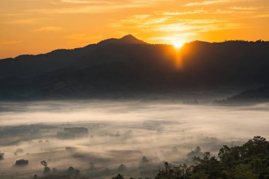 Sunrise and The Mist with Mountain Background, Peyzaj Phu Langka, Payao Eyaleti, Tayland.