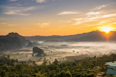 Sunrise and The Mist with Mountain Background, Peyzaj Phu Langka, Payao Eyaleti, Tayland.
