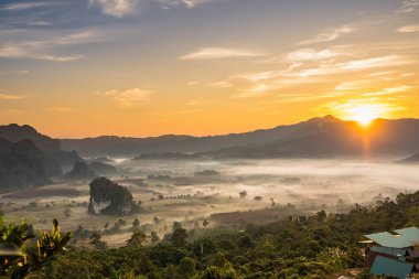 Sunrise and The Mist with Mountain Background, Peyzaj Phu Langka, Payao Eyaleti, Tayland.