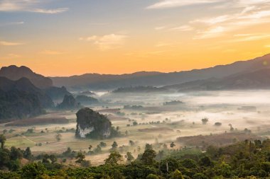 Sunrise and The Mist with Mountain Background, Peyzaj Phu Langka, Payao Eyaleti, Tayland.