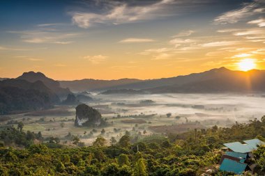 Sunrise and The Mist with Mountain Background, Peyzaj Phu Langka, Payao Eyaleti, Tayland.