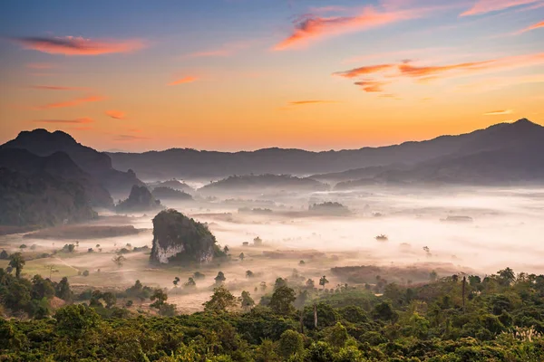 Sunrise and The Mist with Mountain Background, Peyzaj Phu Langka, Payao Eyaleti, Tayland.