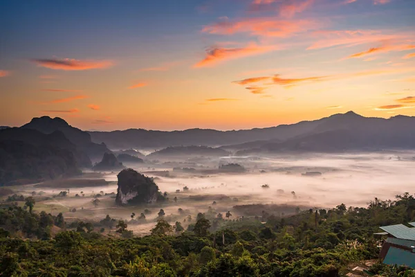 Sunrise and The Mist with Mountain Background, Peyzaj Phu Langka, Payao Eyaleti, Tayland.