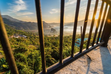 Sunrise and The Mist with Mountain Background, Peyzaj Phu Langka, Payao Eyaleti, Tayland.