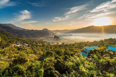 Sunrise and The Mist with Mountain Background, Peyzaj Phu Langka, Payao Eyaleti, Tayland.