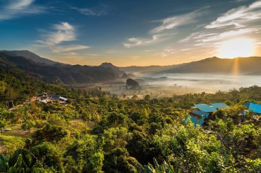 Sunrise and The Mist with Mountain Background, Peyzaj Phu Langka, Payao Eyaleti, Tayland.