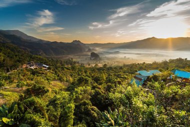 Sunrise and The Mist with Mountain Background, Peyzaj Phu Langka, Payao Eyaleti, Tayland.