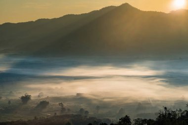 Sunrise and The Mist with Mountain Background, Peyzaj Phu Langka, Payao Eyaleti, Tayland.