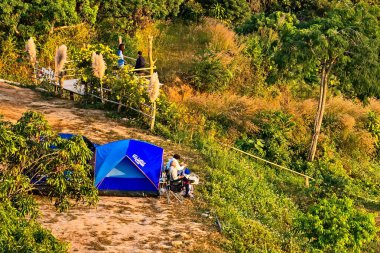 Chiang Rai, Tayland - 10 Ocak 2021: Turistler çadır kuracak, güneşin doğuşunu ve sisi izleyecek