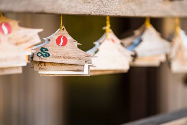 Chiang Rai, Tayland - 11 Ocak 2021: 12 Zodyak ahşap tahtalar Cherntawan Uluslararası Meditasyon Merkezi, Chiang Rai, Tayland.