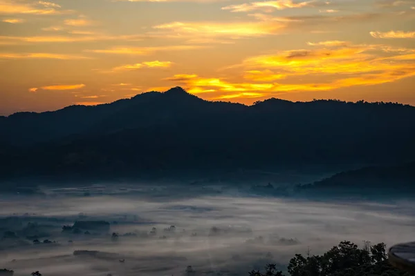 Золотой Свет Время Восхода Солнца Пху Каа Одно Известных Мест — стоковое фото