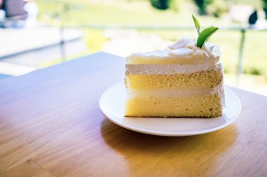 Beyaz tabakta Hindistan cevizli kek.