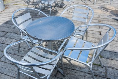 Açık bir kafede sandalyeli boş masalar. Kapat..