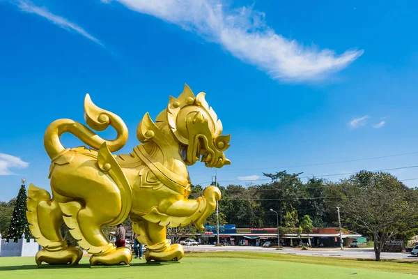Chiang Rai Thailand Januar 2022 Goldener Singha Staat Vor Blauem — Stockfoto