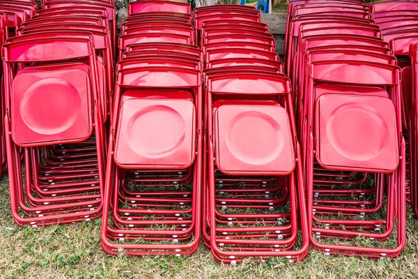 Een Stapel Rode Klapstoelen Het Veld — Stockfoto