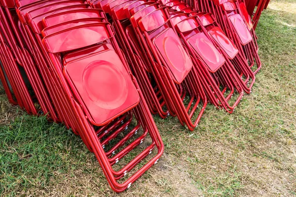 Ein Stapel Roter Klappstühle Auf Dem Feld — Stockfoto