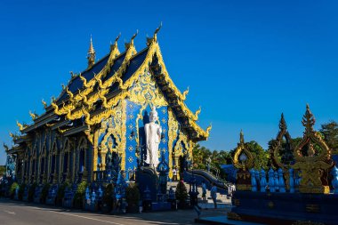Chiang Rai, Tayland - Ocak, 09, 2022: Tayland geleneksel kilisesi Chiangrai Tayland 'da Wat Rong Suea Ten sanatı.