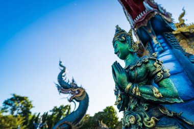 Chiang Rai, Tayland - Ocak, 09, 2022: Tayland geleneksel kilisesi Chiangrai Tayland 'da Wat Rong Suea Ten sanatı.