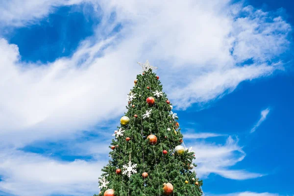 Árvore Natal Com Bolas Céu Azul Fundo — Fotografia de Stock