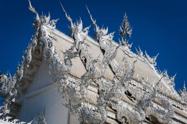 Chiang Rai, Tayland - Ocak, 09, 2022: Tayland ünlü Tayland tapınağı veya büyük beyaz kilise Kuzey Tayland 'ın Chiang Rai ilindeki Rong Khun Tapınağı.