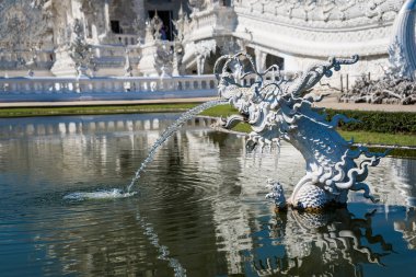 Chiang Rai, Tayland - Ocak, 09, 2022: Tayland ünlü Tayland tapınağı veya büyük beyaz kilise Kuzey Tayland 'ın Chiang Rai ilindeki Rong Khun Tapınağı.