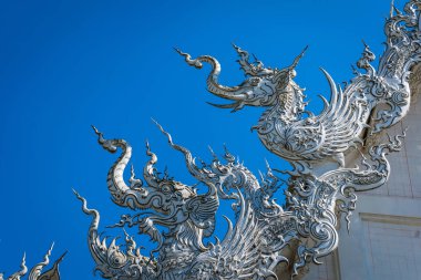 Chiang Rai, Tayland - Ocak, 09, 2022: Rong Khun Tapınağındaki ünlü beyaz kilise, Chiang Rai, Tayland.