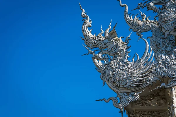 Chiang Rai, Tayland - Ocak, 09, 2022: Rong Khun Tapınağındaki ünlü beyaz kilise, Chiang Rai, Tayland.