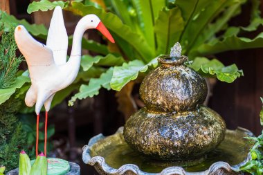 Bahçede su pınarı olan kavanoz..